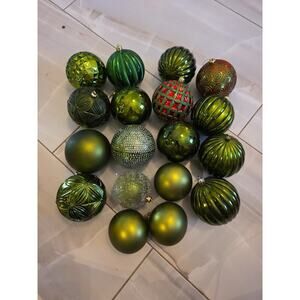 HOLIDAY TIME 18 SHATTERPROOF HANGING ORNAMENTS ROUND BALLS Green
